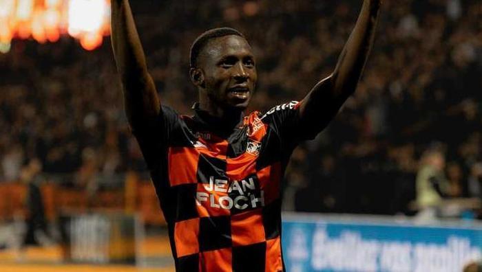 Avrupanın ortasında skandal Fransada iki yıldıza taraftarlardan dayak: İş görmez raporu aldılar