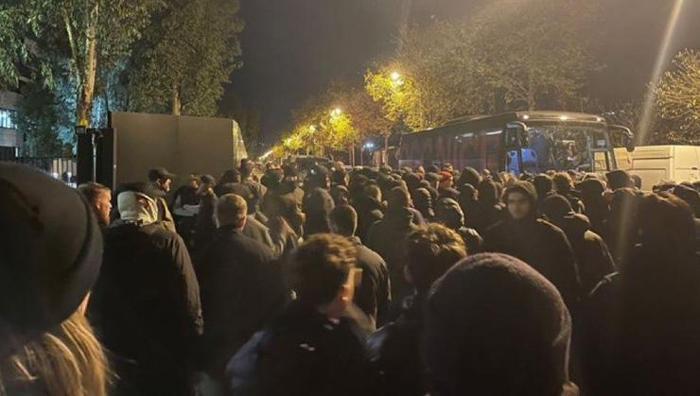 Avrupanın ortasında skandal Fransada iki yıldıza taraftarlardan dayak: İş görmez raporu aldılar