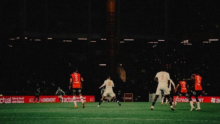 Avrupanın ortasında skandal Fransada iki yıldıza taraftarlardan dayak: İş görmez raporu aldılar