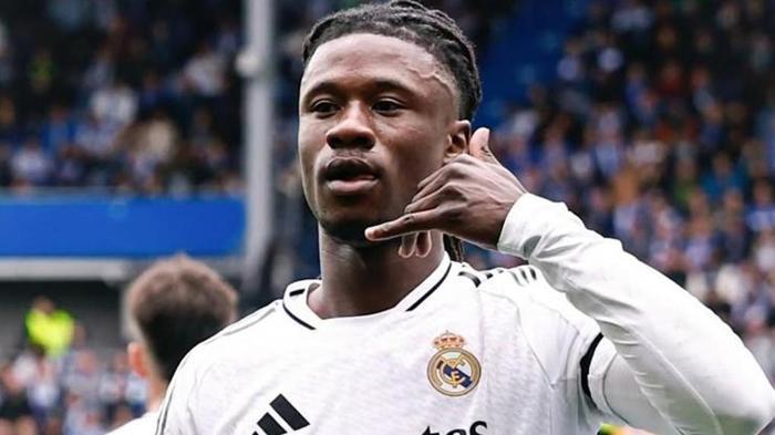 CAMAVINGA, TÜRK OYUNCUNUN KAYBETTİĞİ TOPLARI ÇALDI