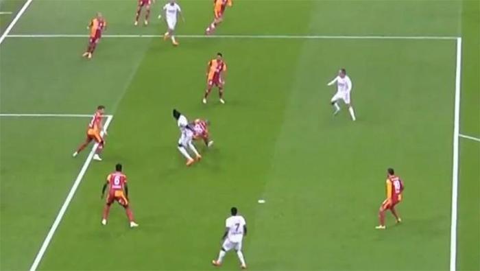 Galatasaray-Samsunspor maçının tartışmalı pozisyonlarına Trio son noktayı koydu: Doğal olmayan şekilde, penaltı