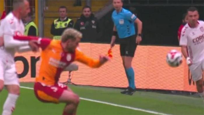 Galatasaray-Samsunspor maçının tartışmalı pozisyonlarına Trio son noktayı koydu: Doğal olmayan şekilde, penaltı