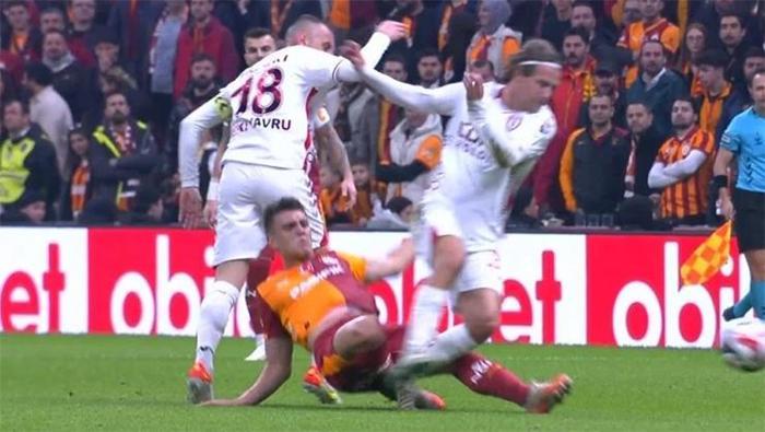 Galatasaray-Samsunspor maçının tartışmalı pozisyonlarına Trio son noktayı koydu: Doğal olmayan şekilde, penaltı