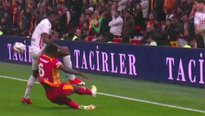 Galatasaray-Samsunspor maçının tartışmalı pozisyonlarına Trio son noktayı koydu: Doğal olmayan şekilde, penaltı