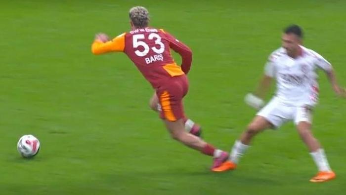 Galatasaray-Samsunspor maçının tartışmalı pozisyonlarına Trio son noktayı koydu: Doğal olmayan şekilde, penaltı