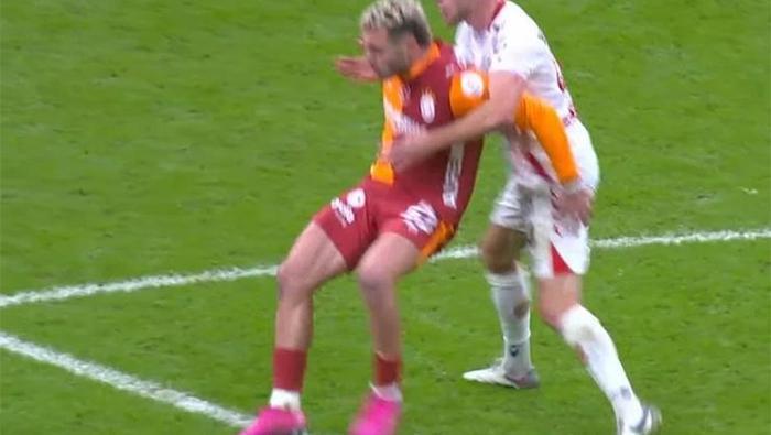 Galatasaray-Samsunspor maçının tartışmalı pozisyonlarına Trio son noktayı koydu: Doğal olmayan şekilde, penaltı