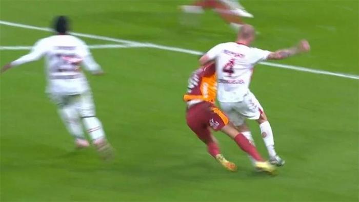 Galatasaray-Samsunspor maçının tartışmalı pozisyonlarına Trio son noktayı koydu: Doğal olmayan şekilde, penaltı