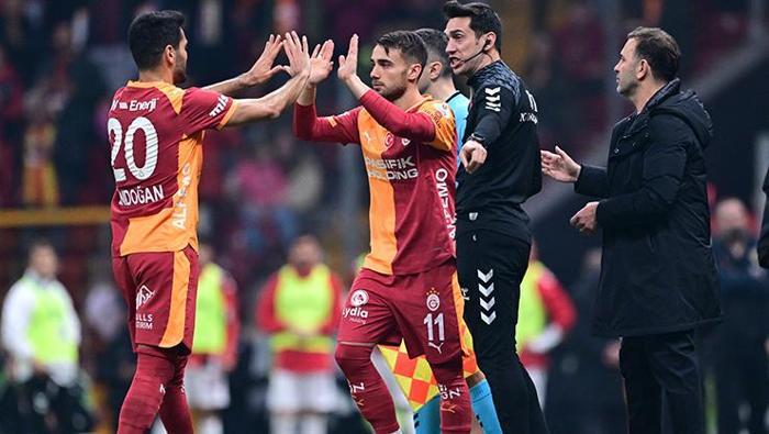 Hasan Şaş Galatasaray-Samsunspor maçı sonrası çılgına döndü Uçağa binin gidin bu nasıl kadro Penaltı ve kırmızı kart...