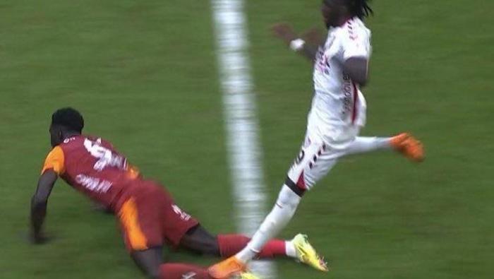 Hasan Şaş Galatasaray-Samsunspor maçı sonrası çılgına döndü Uçağa binin gidin bu nasıl kadro Penaltı ve kırmızı kart...