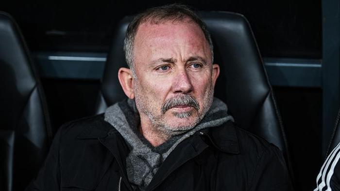 Nihat Kahveci Beşiktaş-Gaziantep FK maçı sonrası topa tuttu Bu ligde hakem falan yok