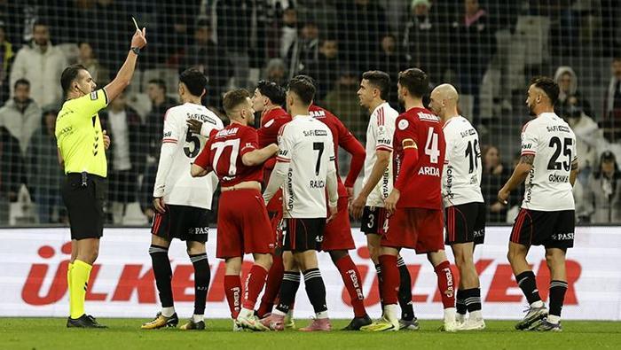 Nihat Kahveci Beşiktaş-Gaziantep FK maçı sonrası topa tuttu Bu ligde hakem falan yok