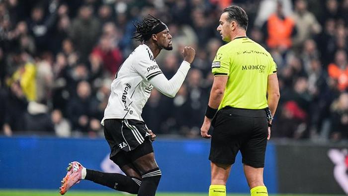 Nihat Kahveci Beşiktaş-Gaziantep FK maçı sonrası topa tuttu Bu ligde hakem falan yok