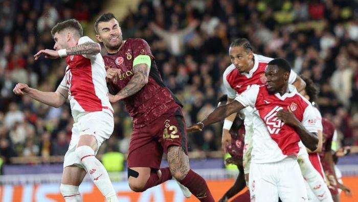 KULÜBEDEN SAHAYA SÜRÜLECEK ADAM KALMADI