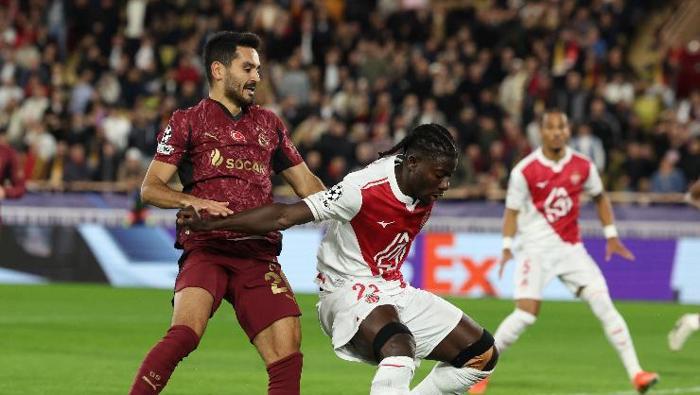 GALATASARAY ŞU ANDA İÇERİDE VE DIŞARIDA DURDURULDU