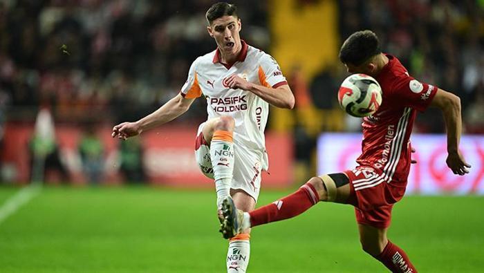 Antalyaspor - Galatasaray maçının ardından usta isimden övgü: Hazırlık maç yaptı | Elini kolunu sallaya sallaya topa hükmetti