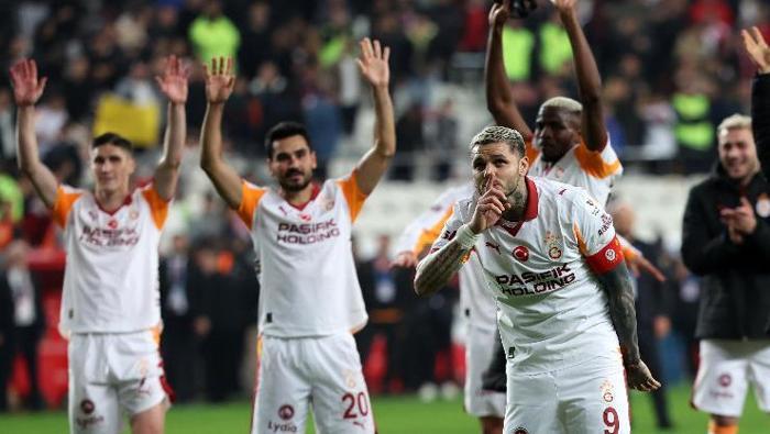 SEREMONİDEKİ ÇOCUKLAR ICARDI SELAMI VERDİ