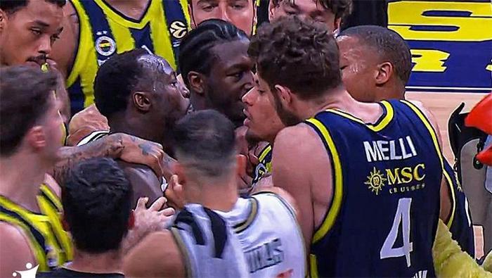 Fenerbahçe Beko-Panathinaikos maçı sonrası Ergin Ataman küplere bindi 10 bin eğitimsiz taraftar anneme küfretti