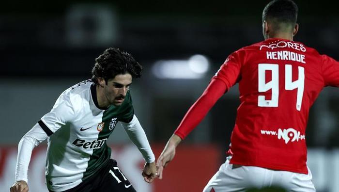 12 dakikalık VAR kontrolü 90+16da gelen penaltı sonrası kulüpler ayağa kalktı