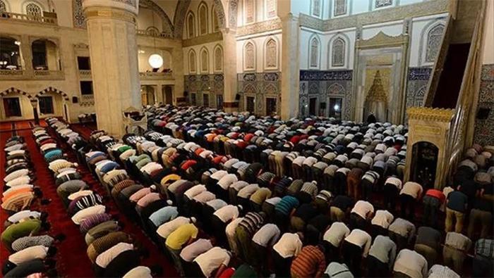 Regaip Kandili namazı kaç rekat, nasıl kılınır, hangi dualar okunur Regaip Kandili namazının kılınışı Diyanet 2025