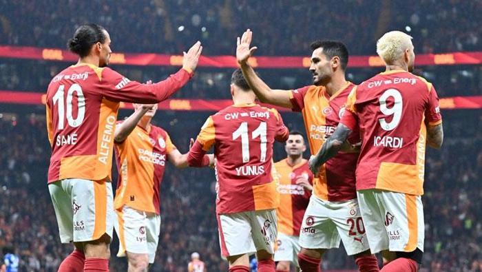 Galatasaray - Kasımpaşa maçında kırmızı kart tartışması Trio yorumladı: Hakem bunu hangi açıyla görmüş