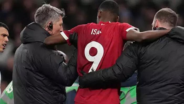 Alexander Isak ameliyat oldu Yıldız ismin bacağı kırılmıştı