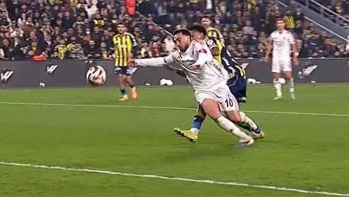 Oğuzhan Çakır derbide sınıfta kaldı Deniz Çobandan Fenerbahçe-Beşiktaş maçının hakemi için sert sözler