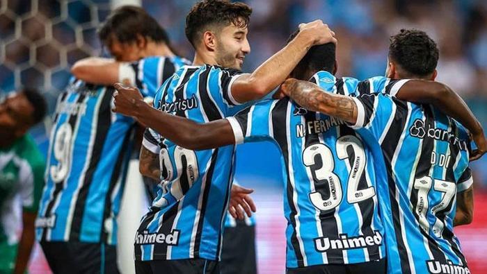 Eski Galatasaray futbolcusu ülkesine geri dönüyor Transferi tepki çekti