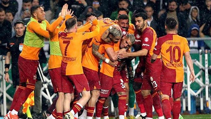 Eski Galatasaray futbolcusu ülkesine geri dönüyor Transferi tepki çekti