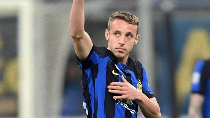 ÇIKARMA YAPILACAK
Bir süredir Juventus’la temas halinde olan Frattesi, Torino ekibiyle bir türlü anlaşma sağlayamadı. Bunda Juve’nin başka seçenekler üzerinde durup yıldız futbolcuyu bekletmesi ve bütçeyi başka pozisyonlara kaydırması da etkin rol oynuyor. Frattesi ise Inter’den ayrılıp geleceğini kesinleştirmek ve Dünya Kupası’nda forma giymek için aceleci davranıyor. Türkiye’den Fenerbahçe’nin de transfer gündeminde olan Frattesi için Galatasaraylı yöneticilerin İtalya’ya çıkarma yapmaya hazırlandığı öğrenildi.