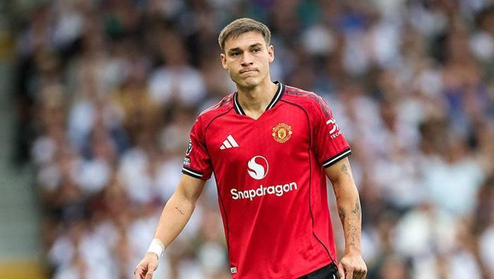 UGARTE'DE ANLAŞMA TAMAM
Cim Bom’un yıldızları, kalan giden fark etmeksizin Galatasaray adına çalışmaya devam ediyor. Bunlardan biri de Fernando Muslera. Torreira’nın Galatasaray’a transferinde kilit rol oynayan Muslera, şimdi de bir başka vatandaşı Manuel Ugarte için devrede. Üstelik Muslera’nın Galatasaray’a getirdiği Torreira da Ugarte’yi ikna etme yolunda büyük çaba sarf etti. Gelinen nokta itibarıyla 24 yaşındaki Uruguaylı ön libero Ugarte, Galatasaray’ın teklifini prensipte kabul etmiş durumda. Artık top Galatasaray ile Manchester United arasında.