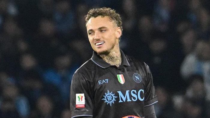 OKAN BURUK'TAN ONAY
Bu oyunculardan biri de Napoli forması giyen Noa Lang. 26 yaşındaki Hollandalı kanat oyuncusunun Napoli’den ayrılma seçeneği ortaya çıkınca, Galatasaray’ın teknik ekibi de bu seçeneği değerlerdirmeye aldı. Okan Buruk ve kurmaylarının transferine onay verdiği Lang için önümüzdeki günlerde Napoli’ye bir teklif sunulacak.