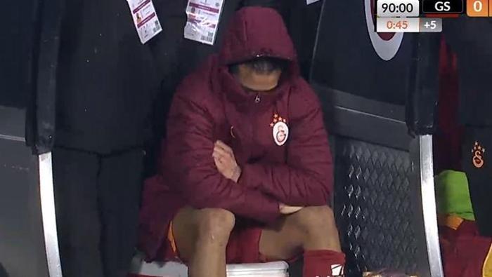 SANENİN MORALİ ÇOK BOZUKTU, BUZ KOVASINA OTURDU