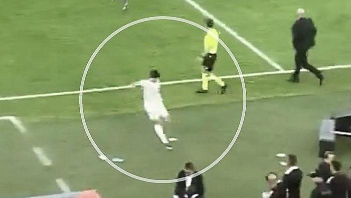 SİNİRİNİ SU ŞİŞESİNDEN ÇIKARDI