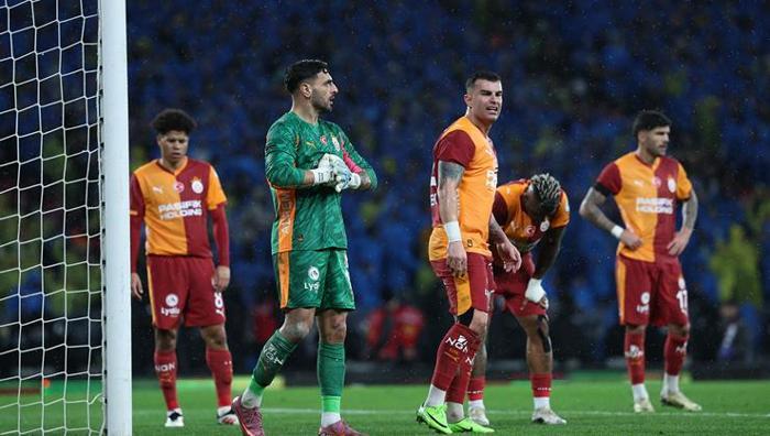 Galatasaray-Fenerbahçe derbisinde olay kavga Yöneticiler birbirine girdi: Seremoni tartışması büyüdü