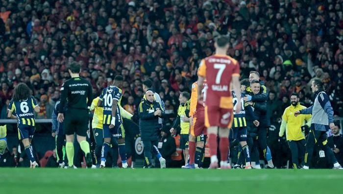 Galatasaray-Fenerbahçe derbisinde olay kavga Yöneticiler birbirine girdi: Seremoni tartışması büyüdü