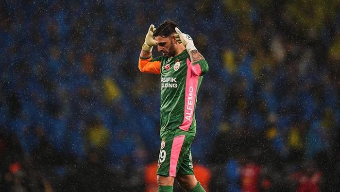 Galatasarayda Uğurcan Çakır depremi Derbide yedek kaldı hamleyi hemen yaptı