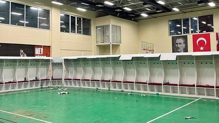 Fethiyede spor salonu Galatasaray için soyunma odasına çevrildi