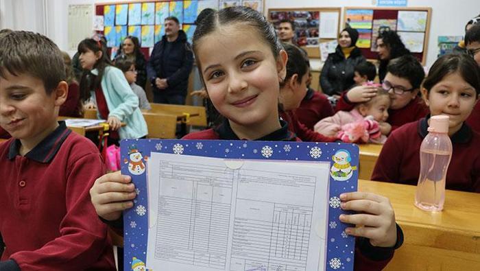 Karne tebrik mesajları 2026 - En güzel, resimli ve yazılı karne alan çocuğa karne günü kutlama sözleri