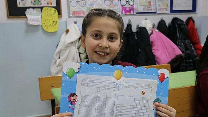 Karne tebrik mesajları 2026 - En güzel, resimli ve yazılı karne alan çocuğa karne günü kutlama sözleri