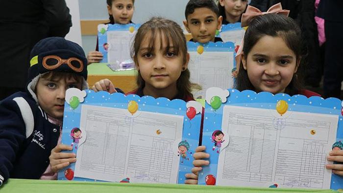 Karne tebrik mesajları 2026 - En güzel, resimli ve yazılı karne alan çocuğa karne günü kutlama sözleri