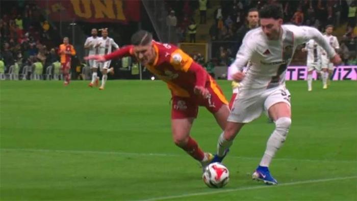 Galatasaray - Gaziantep FK maçının tartışmalı pozisyonlarına Trio noktayı koydu: Oyundan ihraç edilmeliydi