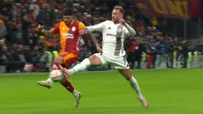 Galatasaray - Gaziantep FK maçının tartışmalı pozisyonlarına Trio noktayı koydu: Oyundan ihraç edilmeliydi