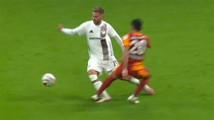 Galatasaray - Gaziantep FK maçının tartışmalı pozisyonlarına Trio noktayı koydu: Oyundan ihraç edilmeliydi