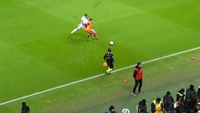 Galatasaray - Gaziantep FK maçının tartışmalı pozisyonlarına Trio noktayı koydu: Oyundan ihraç edilmeliydi