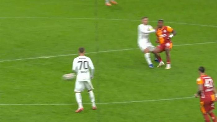 Galatasaray - Gaziantep FK maçının tartışmalı pozisyonlarına Trio noktayı koydu: Oyundan ihraç edilmeliydi