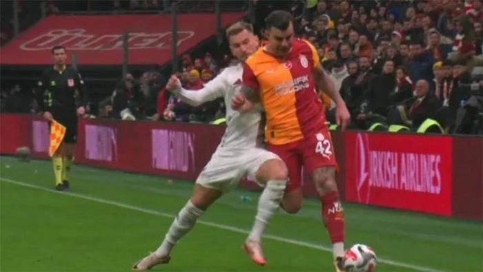 Galatasaray - Gaziantep FK maçının tartışmalı pozisyonlarına Trio noktayı koydu: Oyundan ihraç edilmeliydi