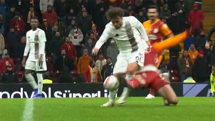 Galatasaray - Gaziantep FK maçının tartışmalı pozisyonlarına Trio noktayı koydu: Oyundan ihraç edilmeliydi