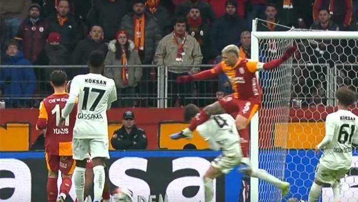 Galatasaray - Gaziantep FK maçının tartışmalı pozisyonlarına Trio noktayı koydu: Oyundan ihraç edilmeliydi