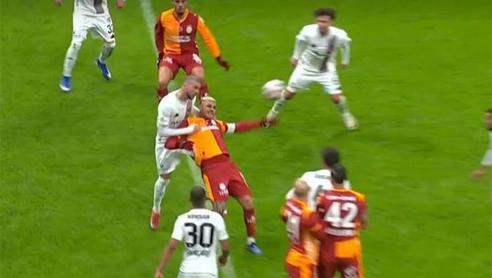 Galatasaray - Gaziantep FK maçının tartışmalı pozisyonlarına Trio noktayı koydu: Oyundan ihraç edilmeliydi