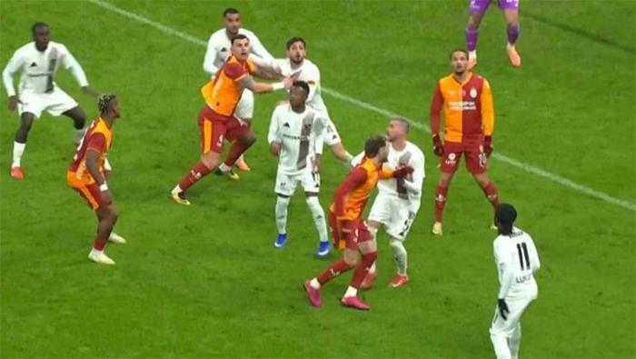 Galatasaray - Gaziantep FK maçının tartışmalı pozisyonlarına Trio noktayı koydu: Oyundan ihraç edilmeliydi